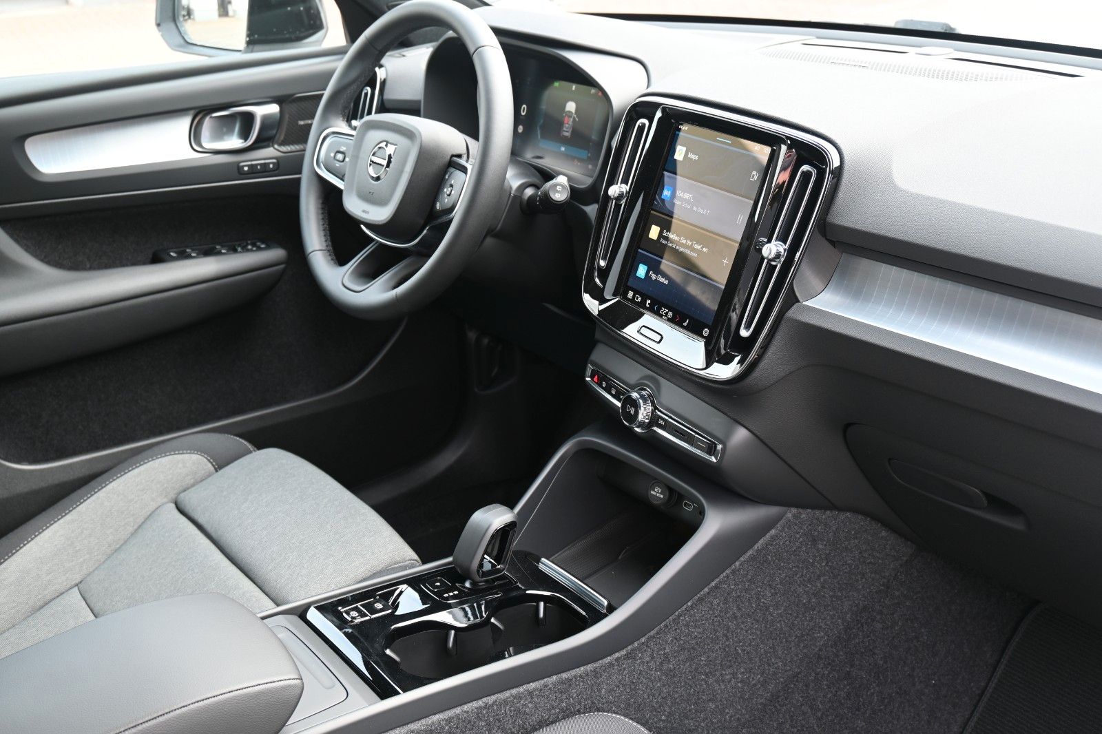 Fahrzeugabbildung Volvo XC40 Plus Dark *ACC*BLIS*H&K*FSHZG*AHK*