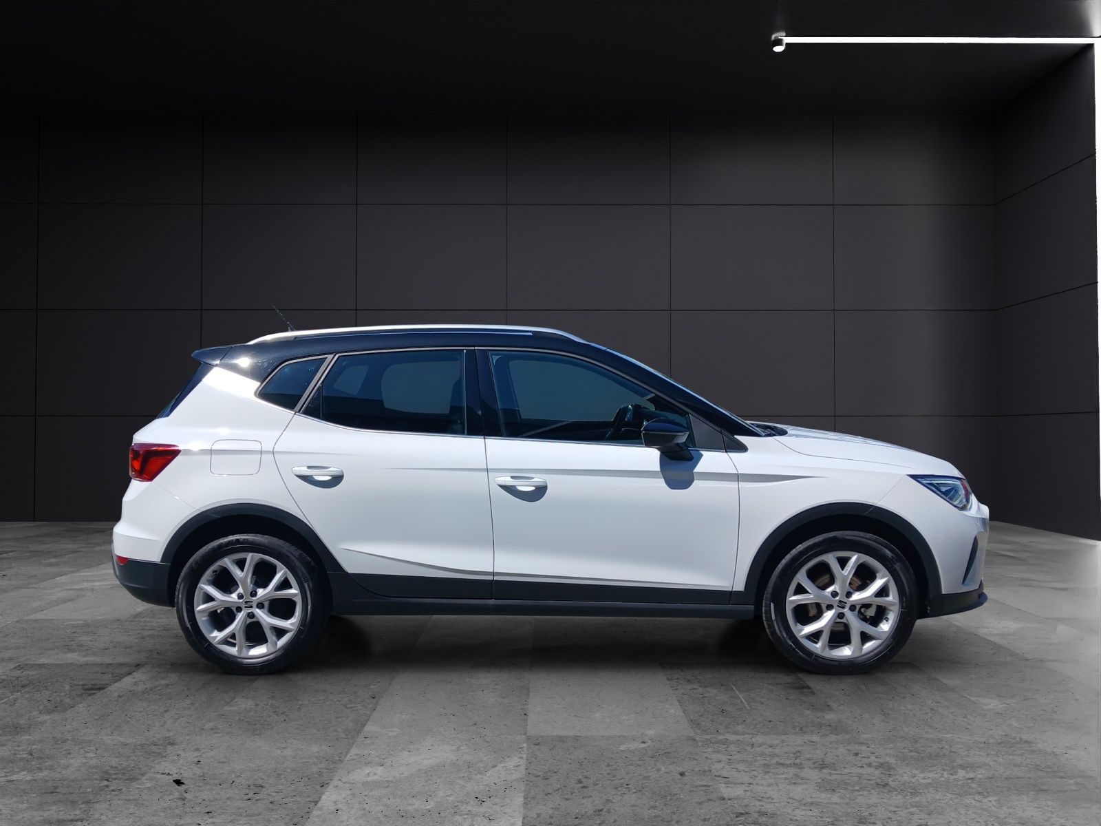 Fahrzeugabbildung SEAT Arona TSI FR-Line LED AID GRA PDC SH LM