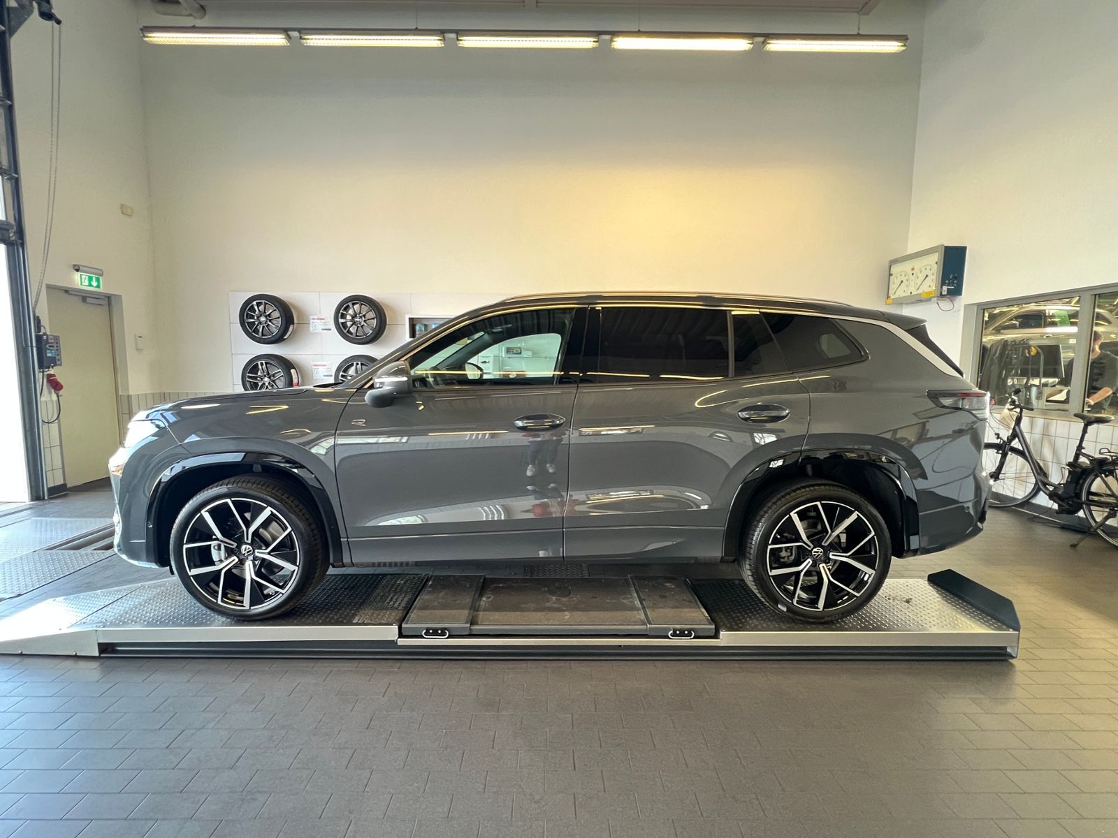 Fahrzeugabbildung Volkswagen Tayron R-Line 2.0 TDI DSG 4MOTION *AHK,Navi,Stan