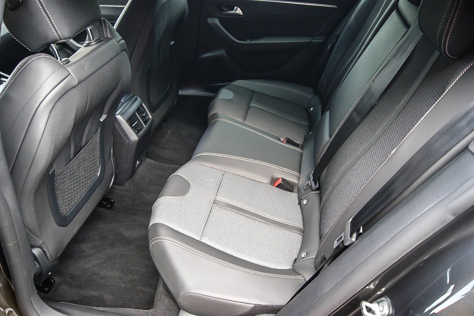 Fahrzeugabbildung Peugeot 508 SW Hybrid 225 Allure ANHÄNGERKUPPLNG LED ACC