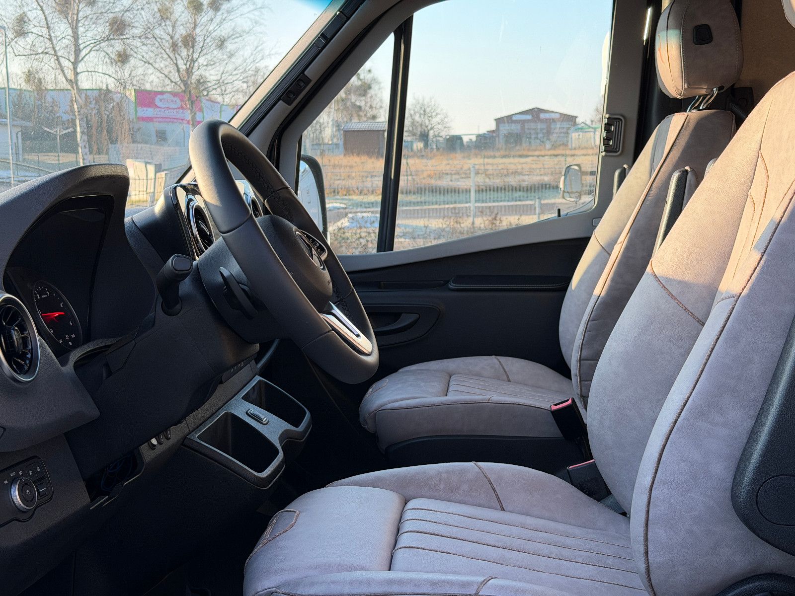 Fahrzeugabbildung Robeta Adonis - Luxus Campervan Aufstelldach