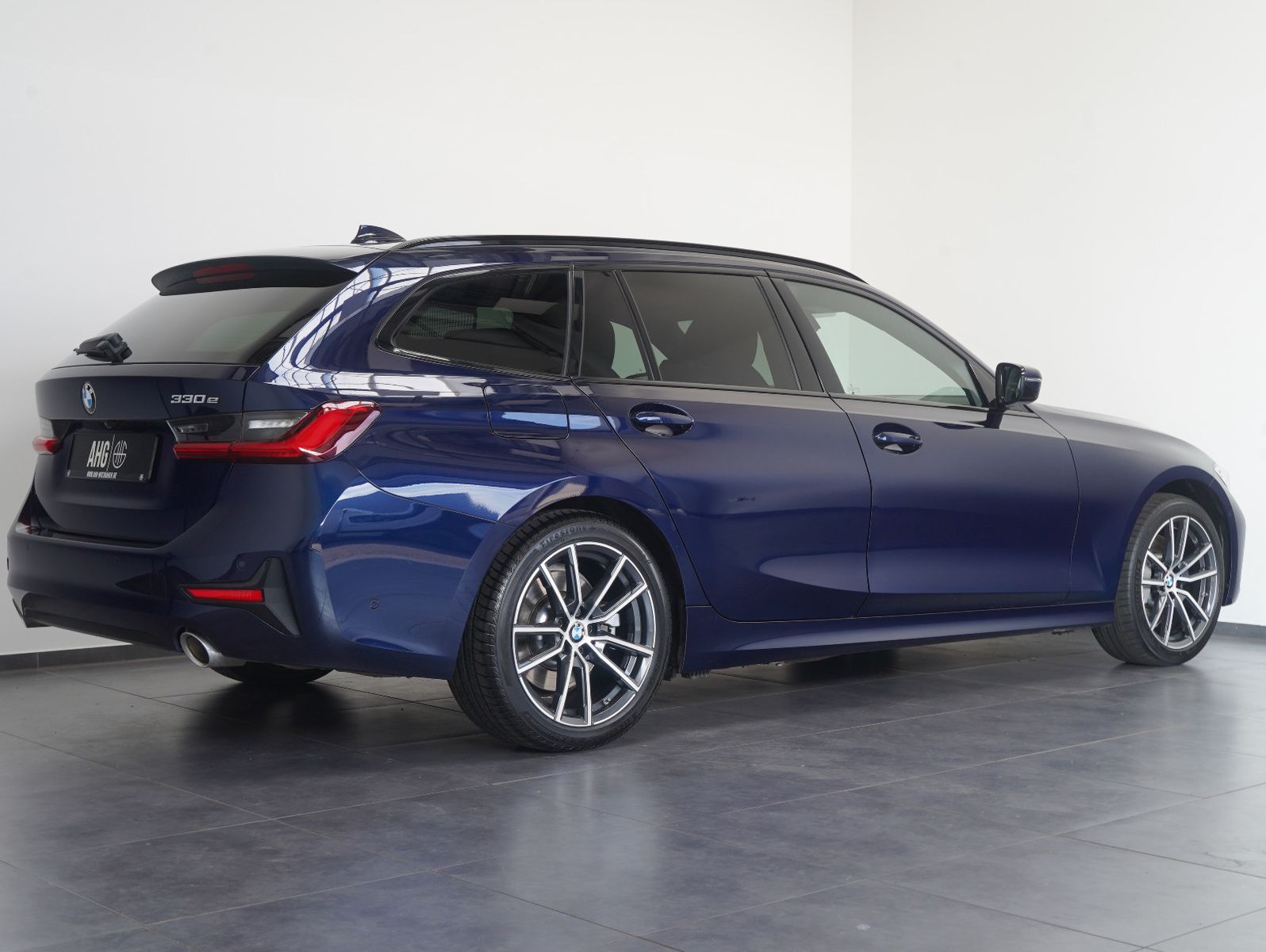 Fahrzeugabbildung BMW 330 e Touring Sport Line INDIVIDUAL/HEADUP/LASER