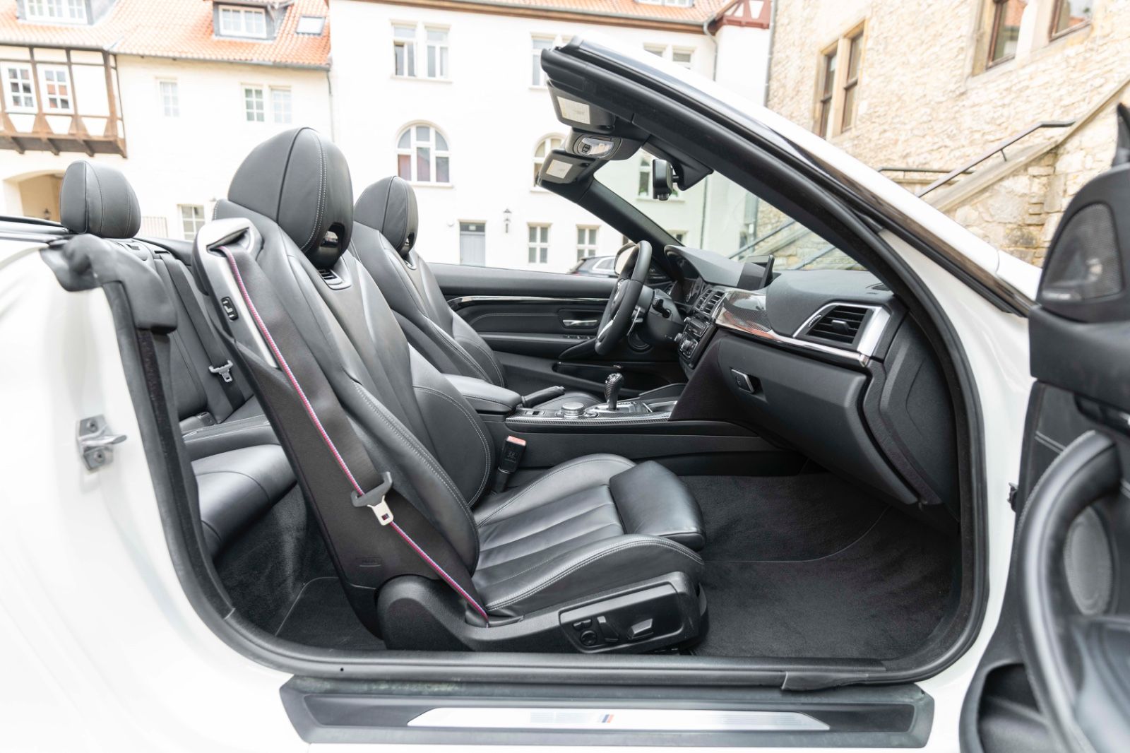 Fahrzeugabbildung BMW M4 Kabrio HUD LED KAM TOTW H&K DKG PDC CARBON