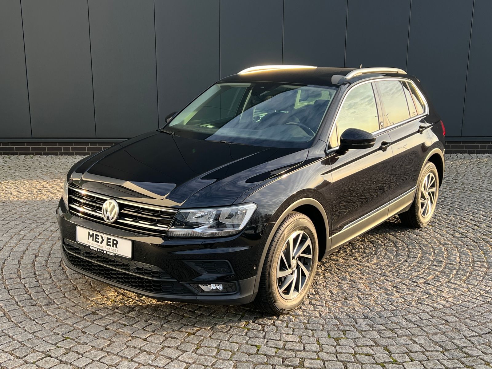 Fahrzeugabbildung Volkswagen Tiguan SOUND 1.4 TSI ACT BMT *AHK, Navi, Kamera*