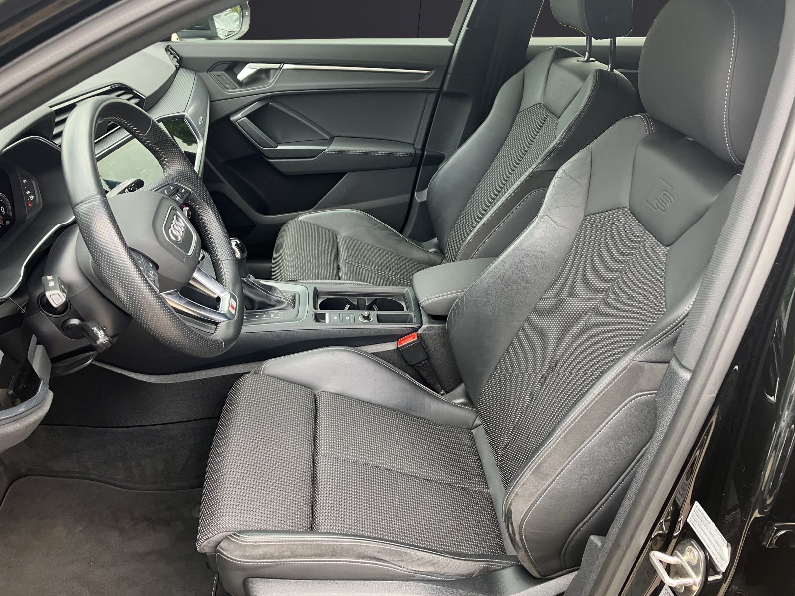 Fahrzeugabbildung Audi Q3 Sportback 45 TFSI quattro S line LED virtual