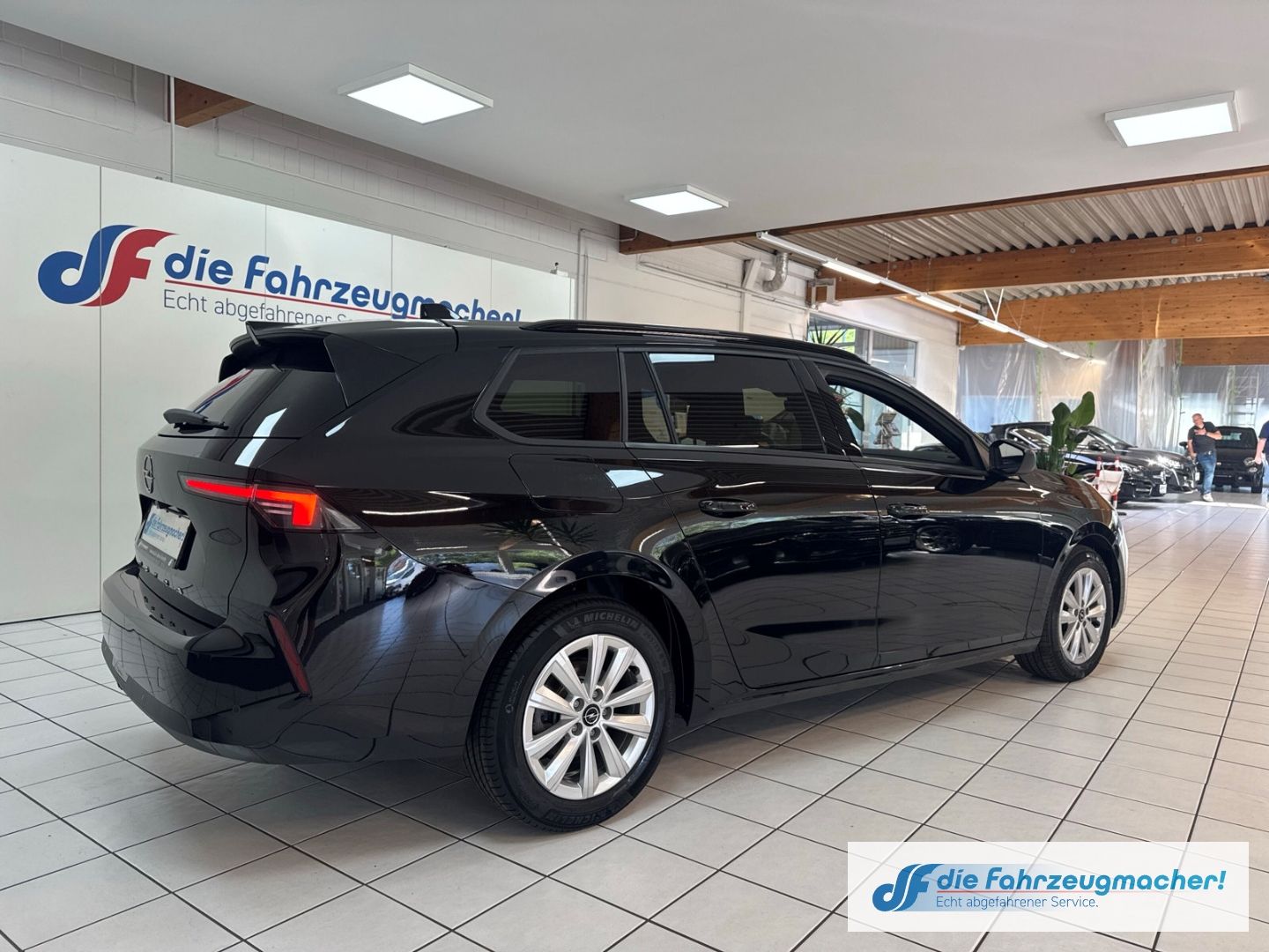 Fahrzeugabbildung Opel Astra L Sports Tourer Edition Navi Digitales Coc