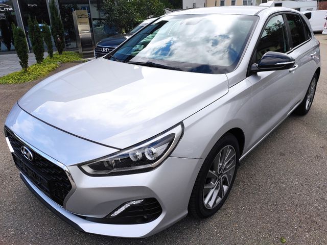 Hyundai i30 Passion + LED/AUTOM/RFK/NAVI