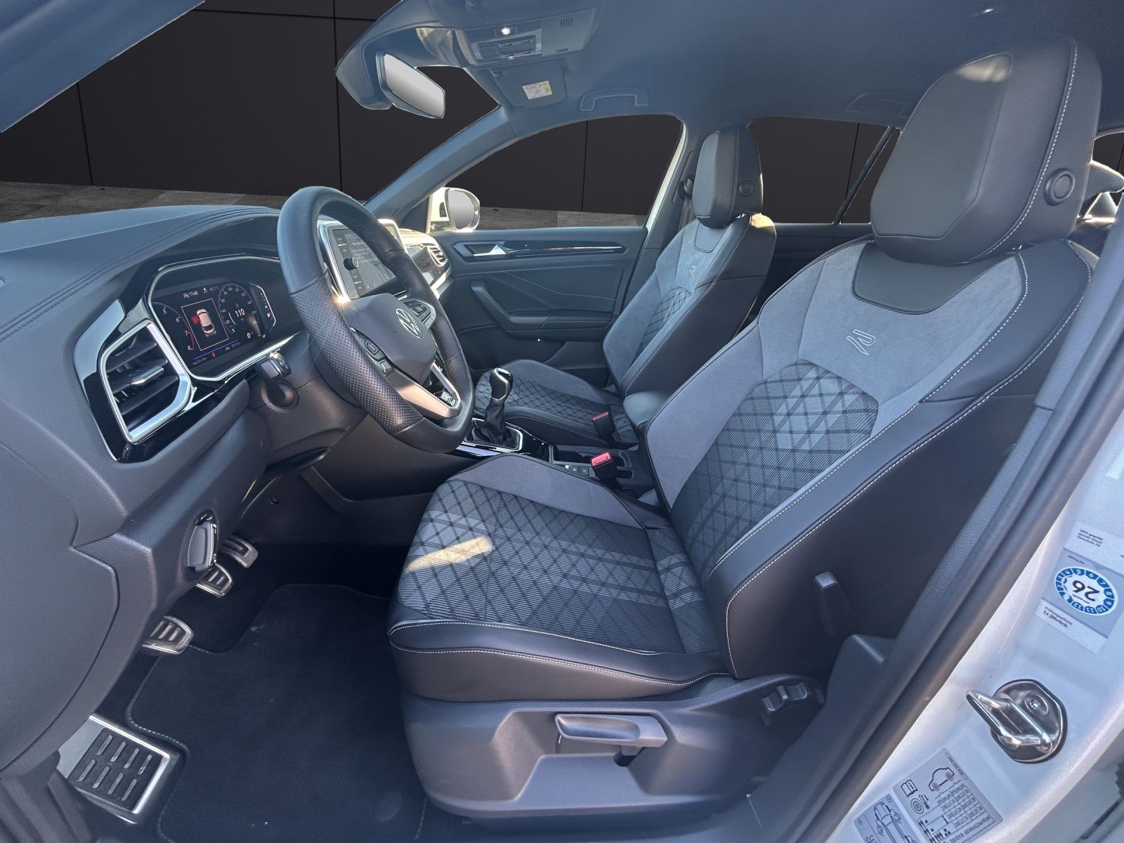 Fahrzeugabbildung Volkswagen T-Roc R-Line TSI IQ.Light ACC SH RearView AppCon
