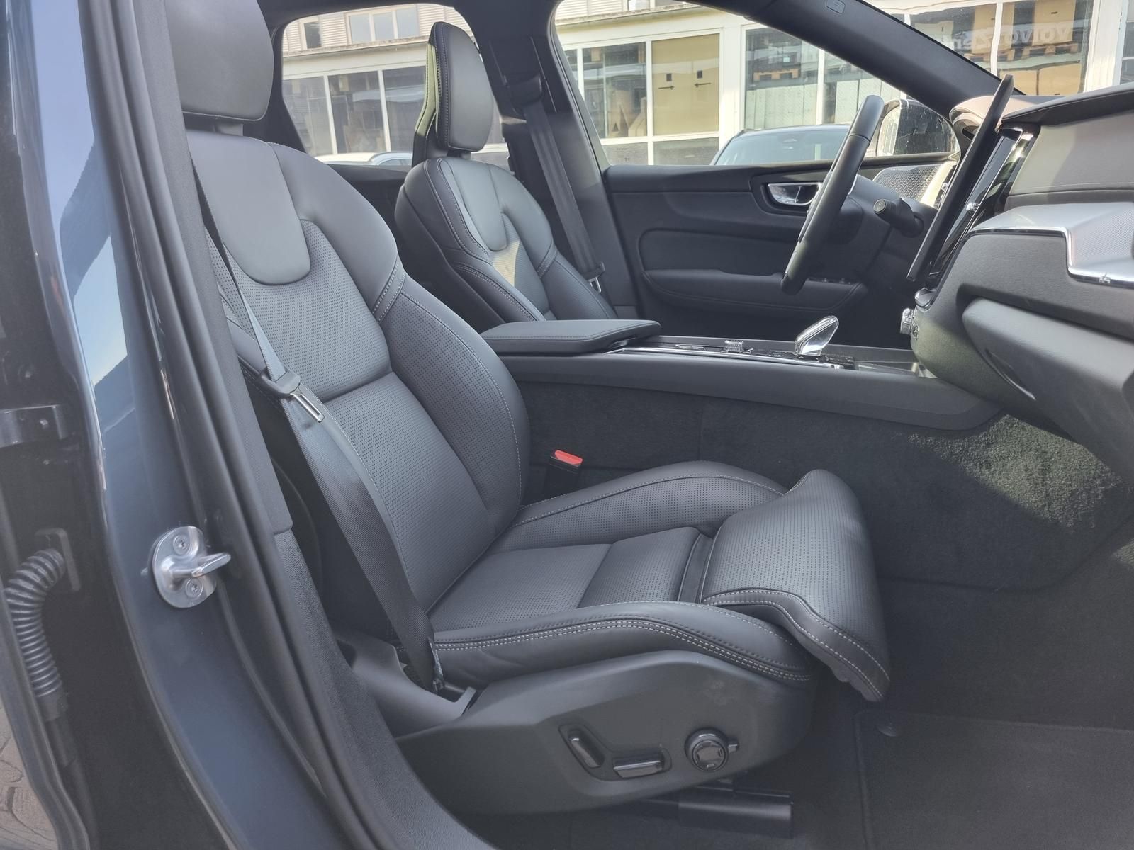 Fahrzeugabbildung Volvo XC60 T8 Ultra Black Ed. 'Massage, Luftfahrwerk'