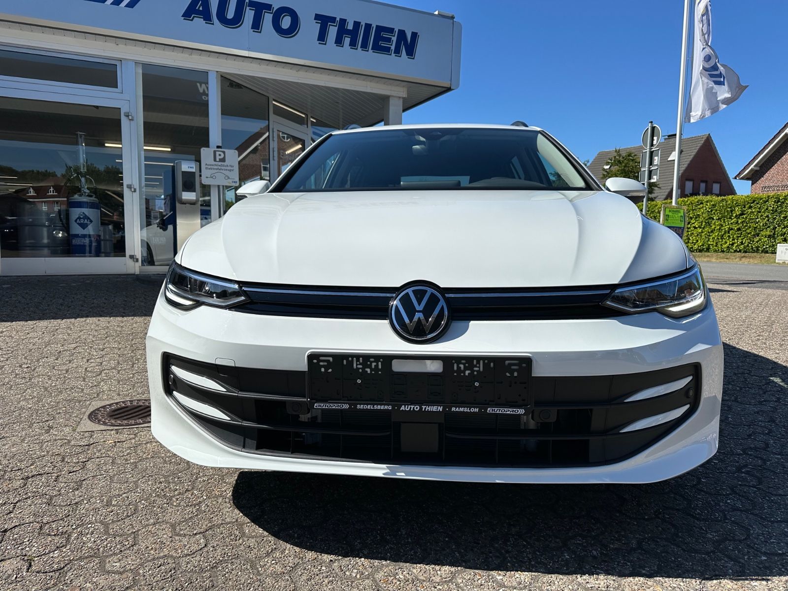 Fahrzeugabbildung Volkswagen Golf VIII Variant 1.5 TSI Life Navi/ACC/LED/Shzg