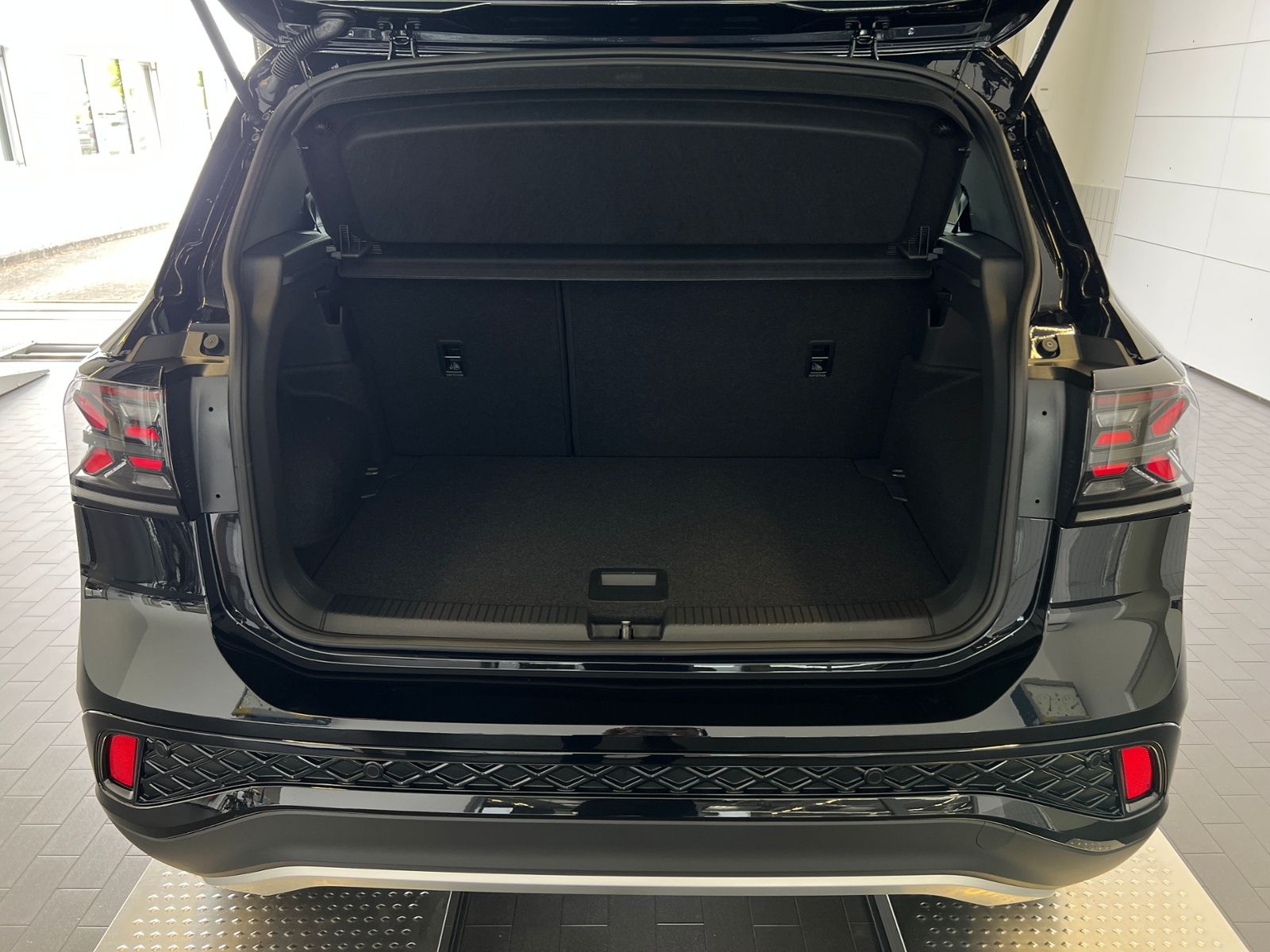 Fahrzeugabbildung Volkswagen T-Cross R-Line 1.5 TSI DSG *AHK, IQ.LIGHT, ACC,