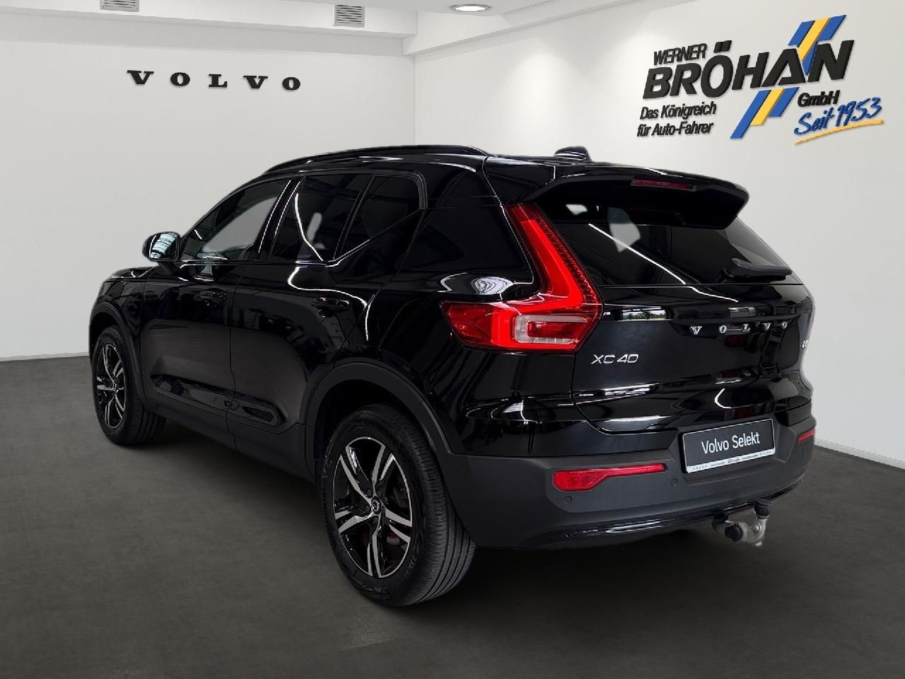 Fahrzeugabbildung Volvo XC40 Plus Dark 2WD