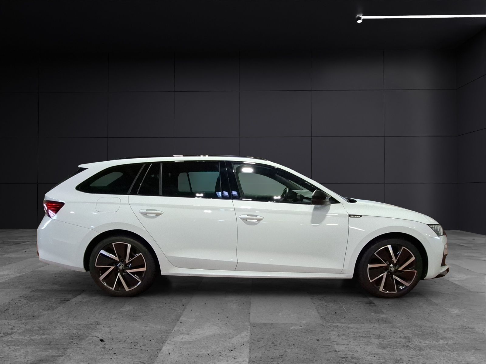 Fahrzeugabbildung SKODA Octavia Combi TDI Sportline DSG Matrix Navi HUD
