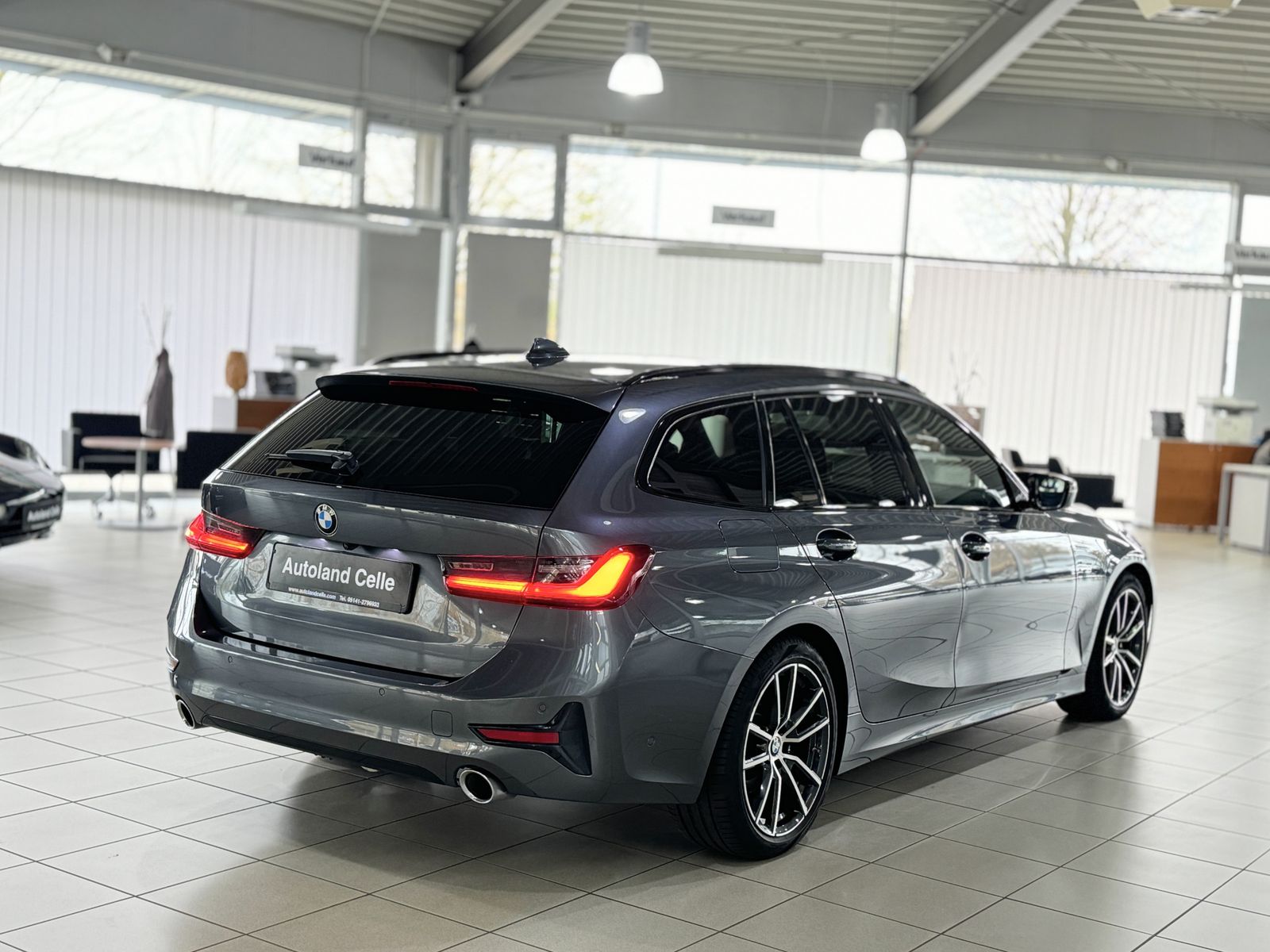 Fahrzeugabbildung BMW 320d Sport Line Panorama Kamera Laser HUD DAB