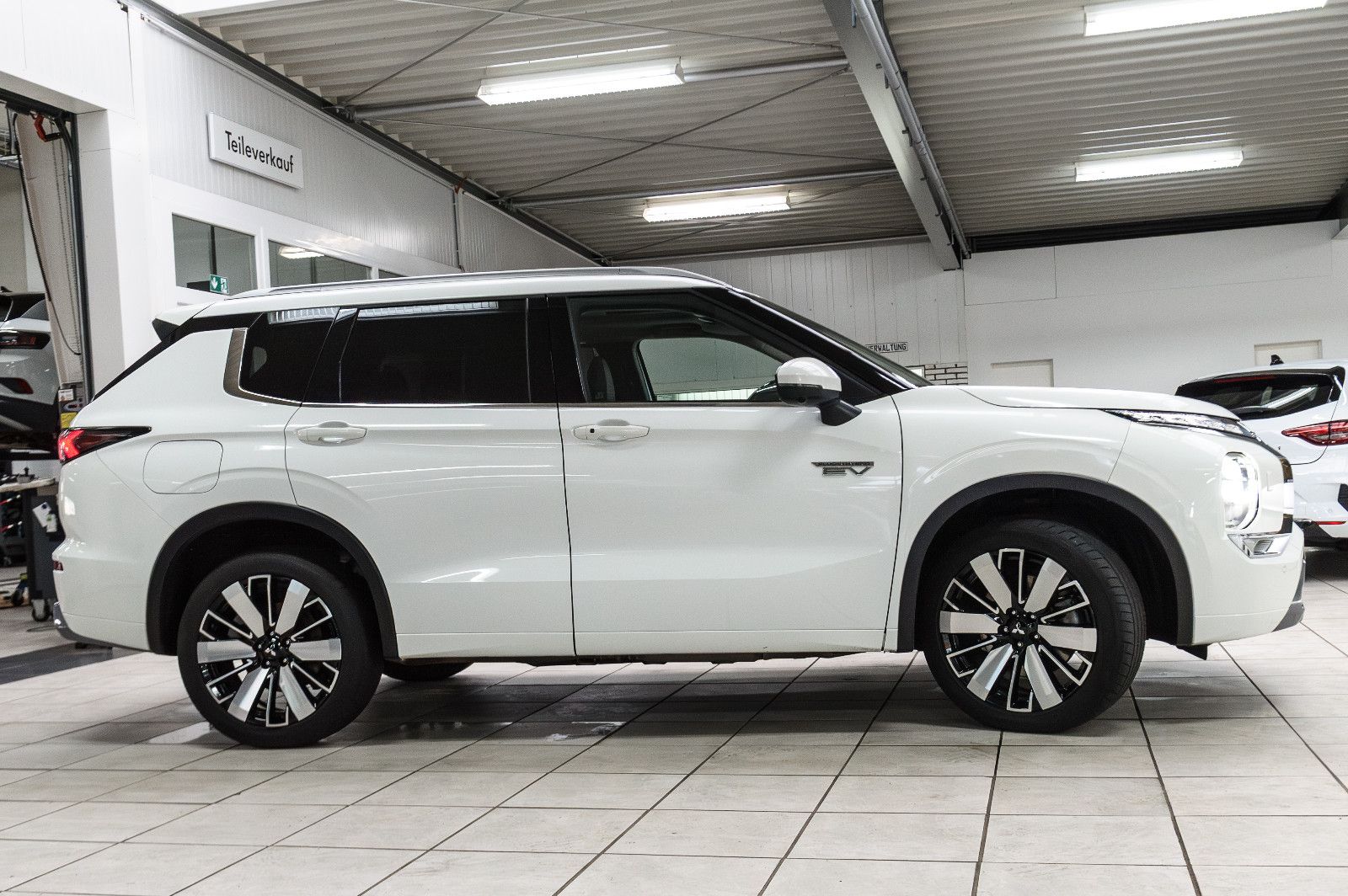 Fahrzeugabbildung Mitsubishi Outlander Top 4WD PHEV Leder LED 4xSHZ 360° HUD