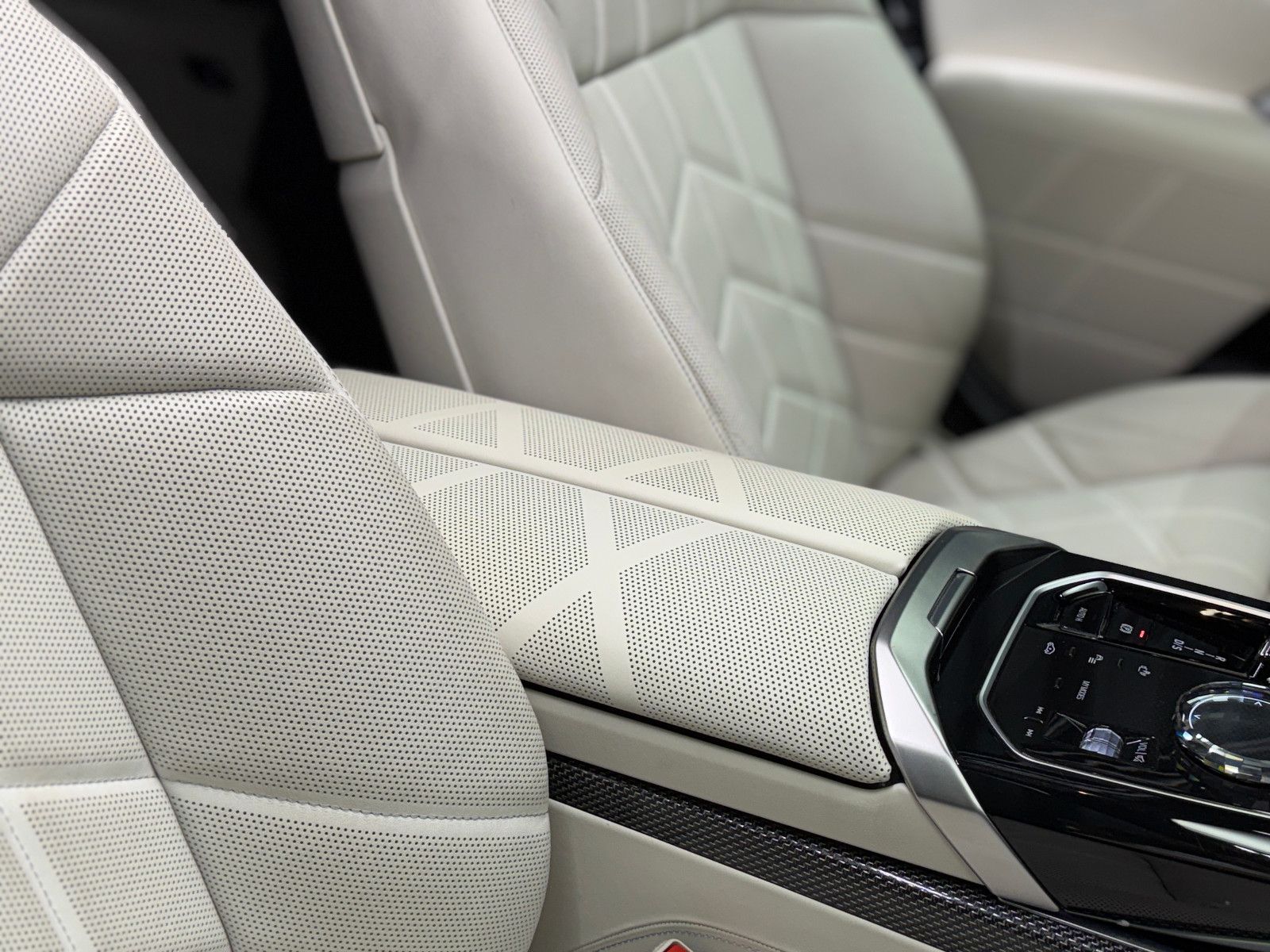 Fahrzeugabbildung BMW M760 e xDrive M-SPORT|TV|B&W|SKY-LOUNGE|MEGAVOLL