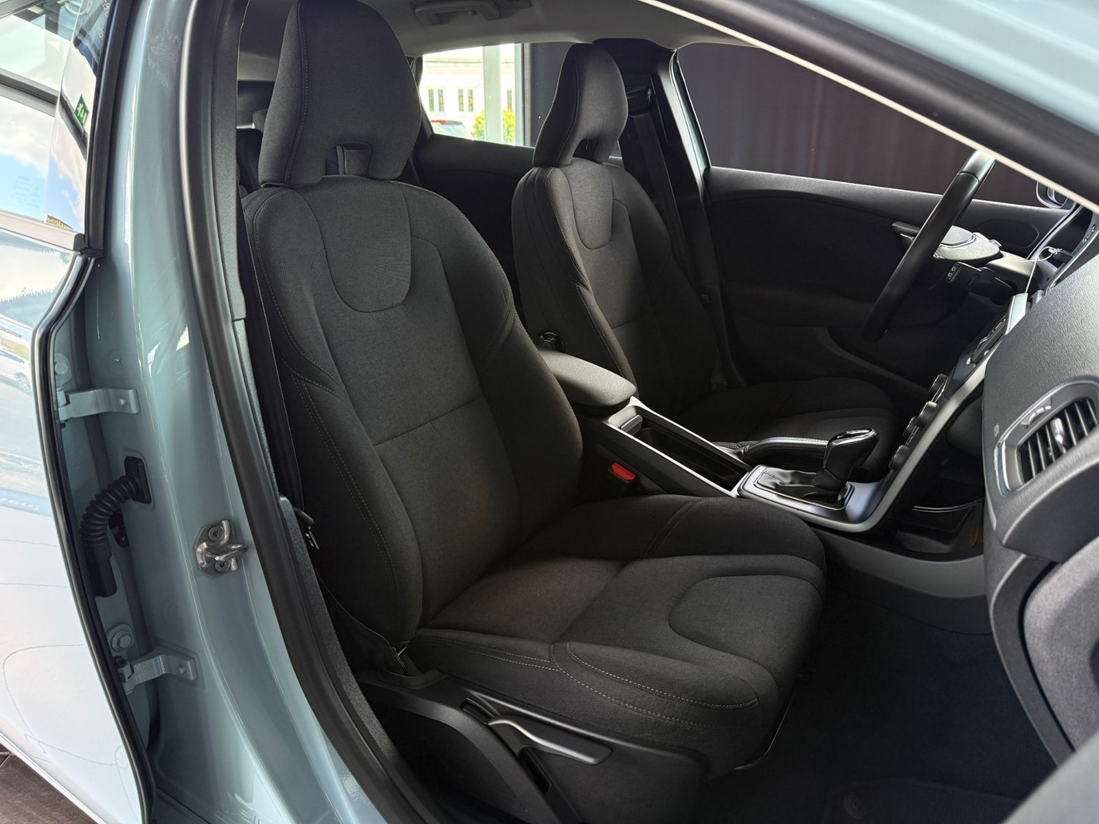Fahrzeugabbildung Volvo V40 Kinetic SENSUS CONNECT LED SHZ PDC ALU
