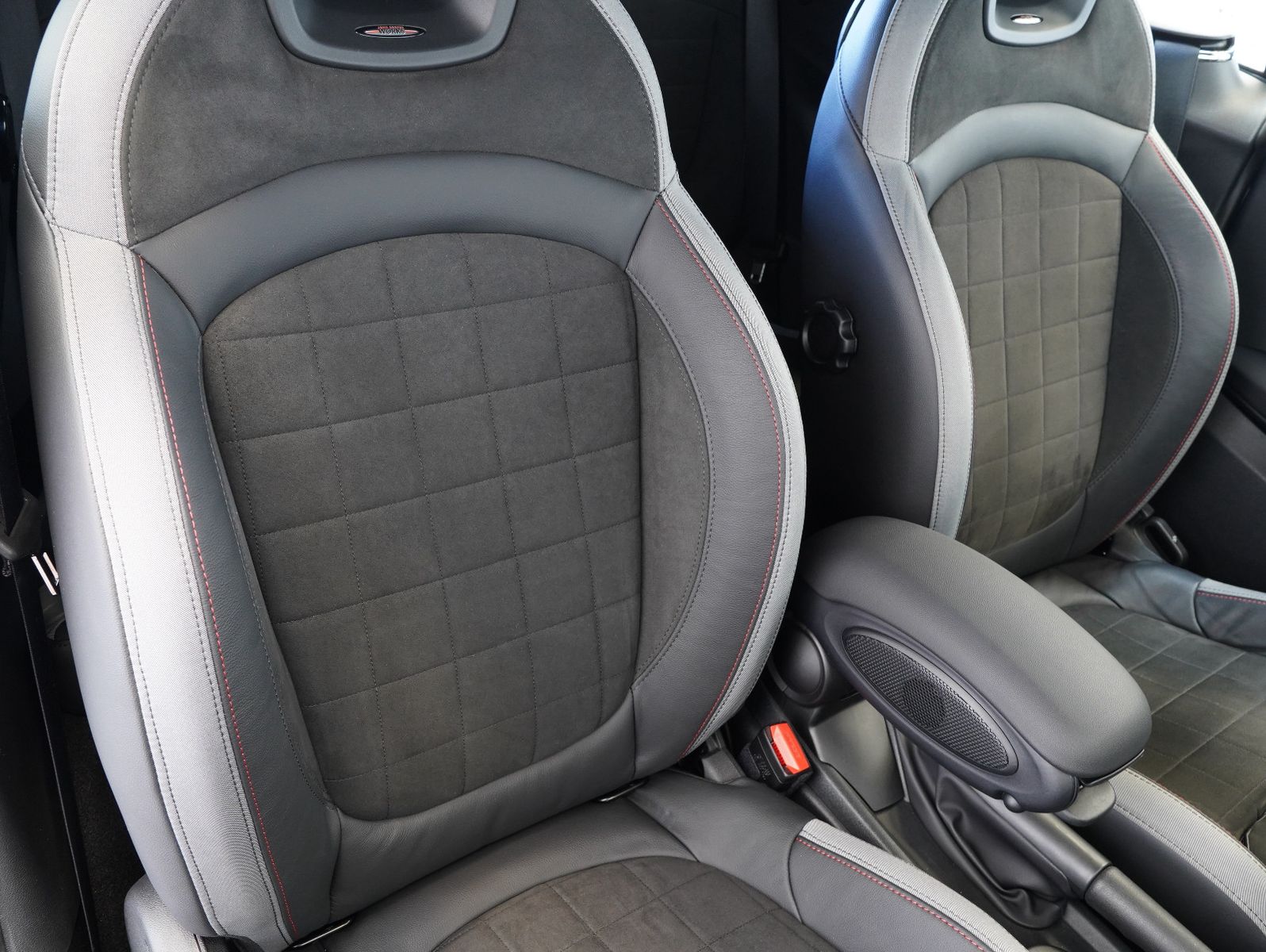 Fahrzeugabbildung MINI Cooper Cabrio John Cooper Works Trim MINI YOURS