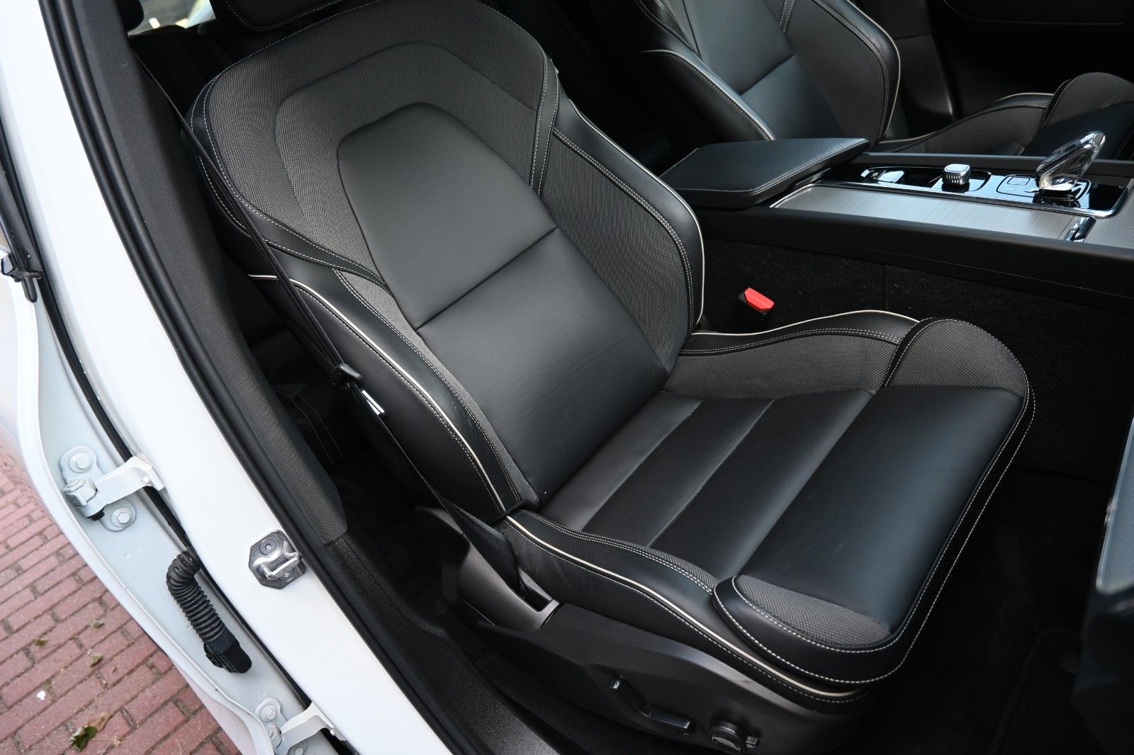 Fahrzeugabbildung Volvo XC60 B4 Plus Dark *360°*H/K*NAV*PANO*ACC*STDHZG*