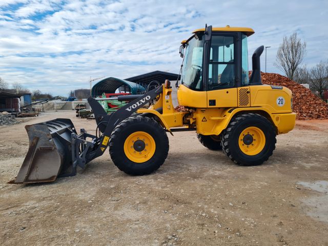 Volvo L30G/Schaufel-Paletengabel/ 3258 Stunden/28500€