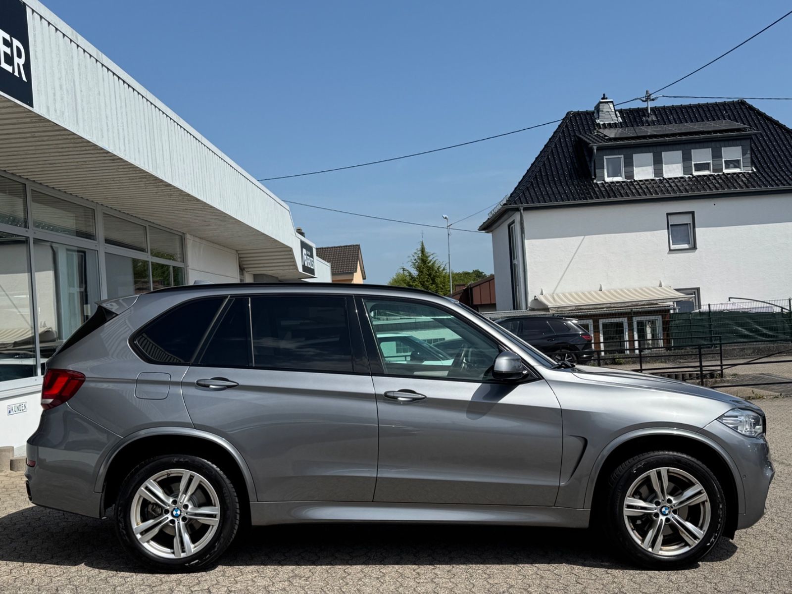 Fahrzeugabbildung BMW X5 sDrive 25 d/M-Paket/Leder/AHK/R-Cam/Xenon/SHZ