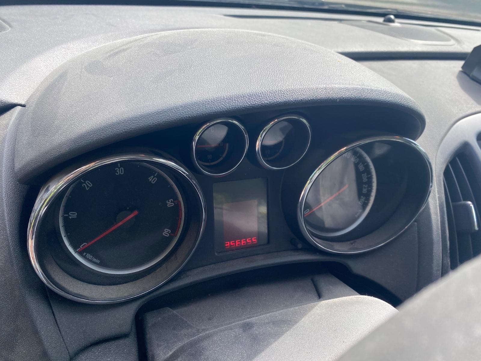 Opel Astra 2011 — photo 10