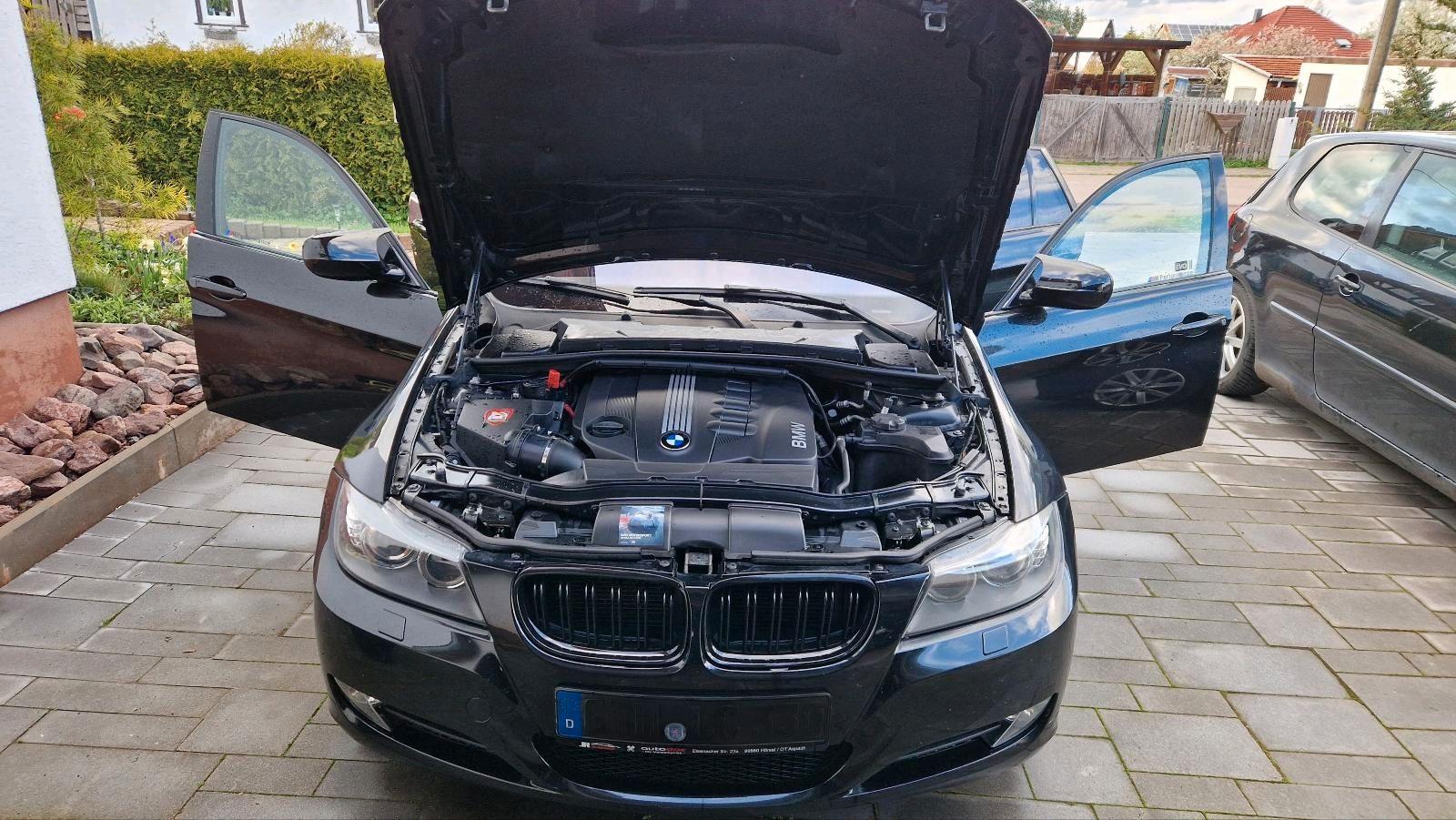 BMW 330 2010 — rear view