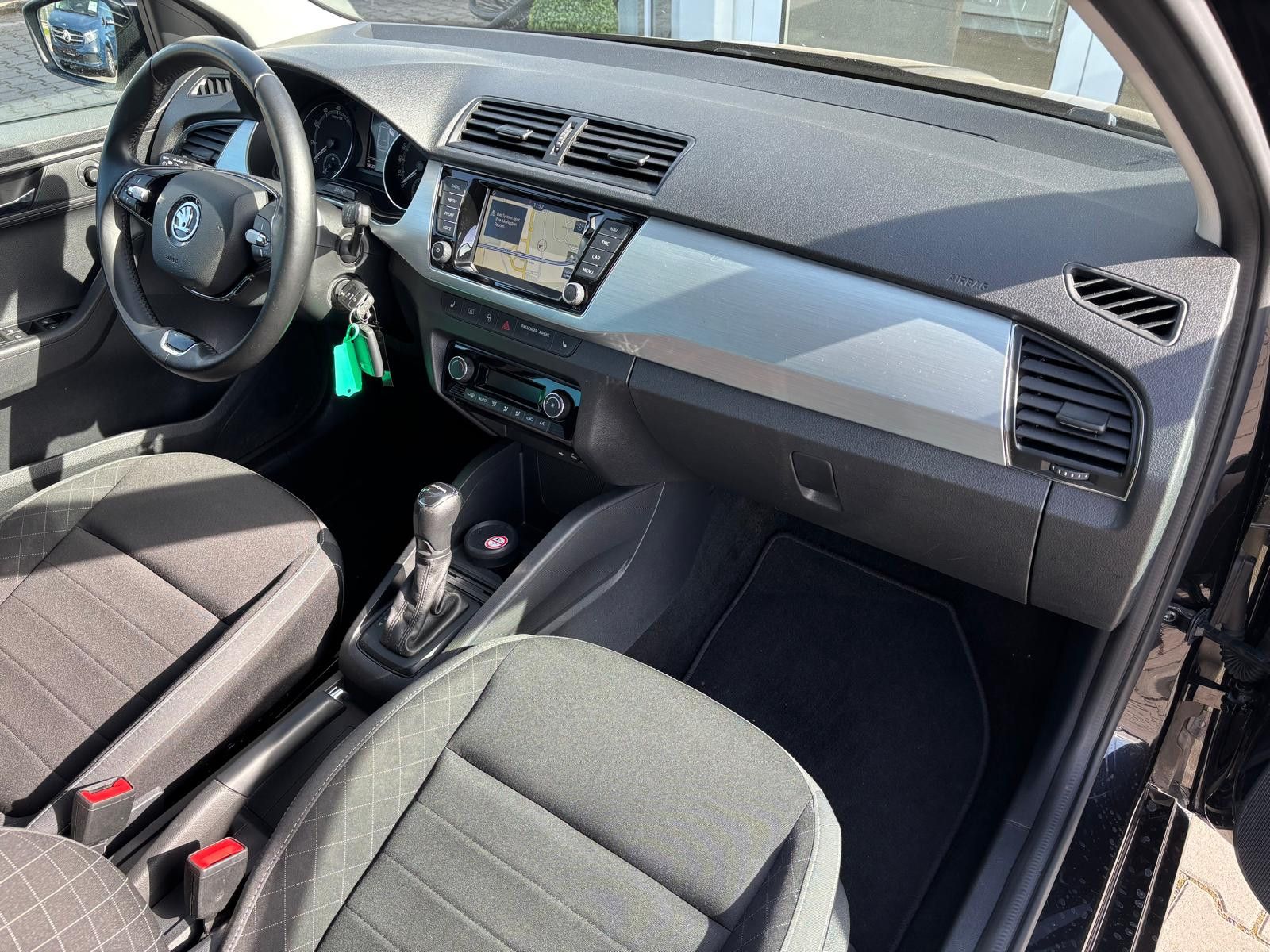 Fahrzeugabbildung SKODA Fabia Combi DSG BUSINESS-NAV-PDC-SHZ-APPS-TEMP