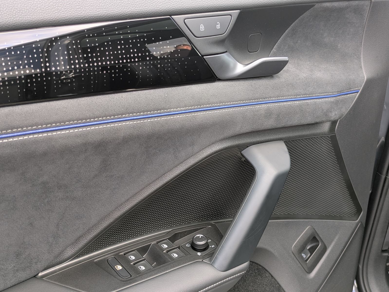 Fahrzeugabbildung Volkswagen Tayron 2.0 TDI 4M R-Line 7Si*MATRIX*AHK*PANO*HUD