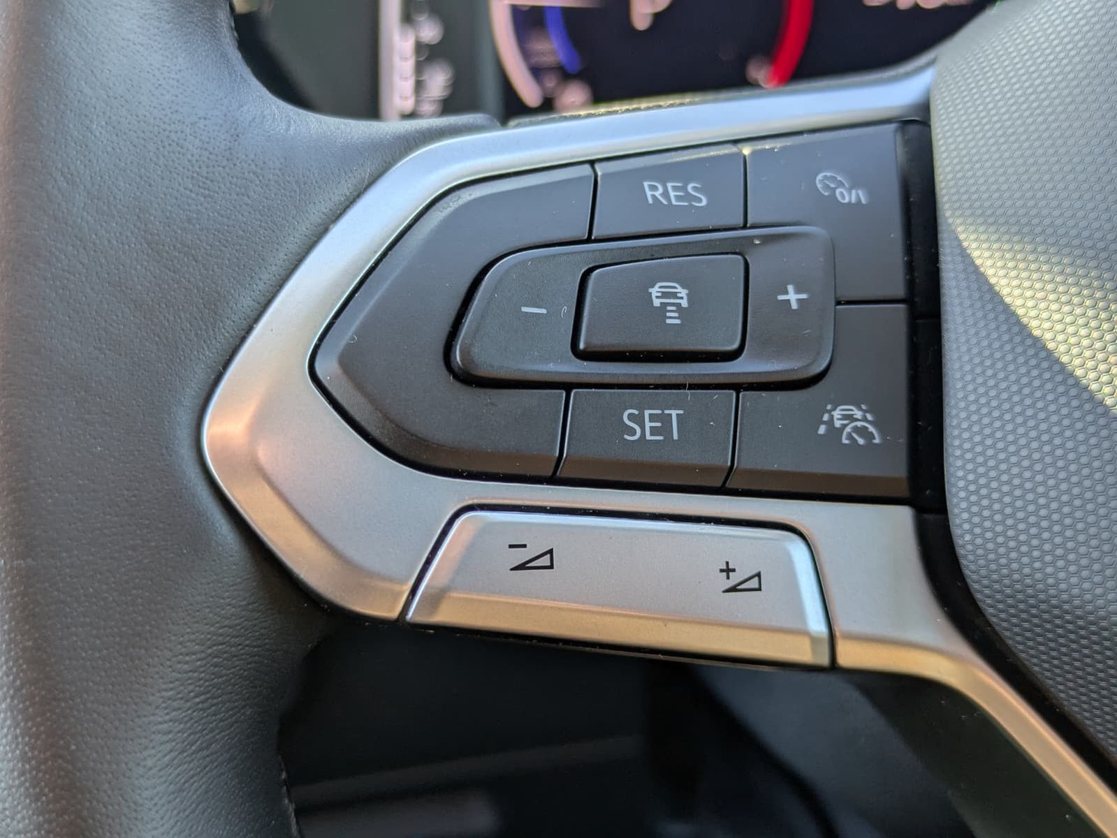 Fahrzeugabbildung Volkswagen Touran 2.0 DSG R-Line High BLACK Pano 7Si IQ AHK