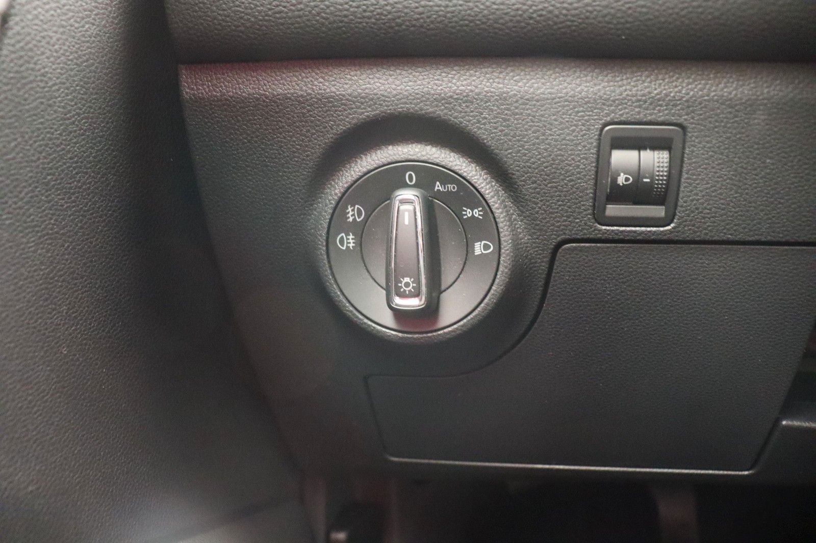Fahrzeugabbildung SEAT Arona 1.5 FR NAVI AHK KAMERA