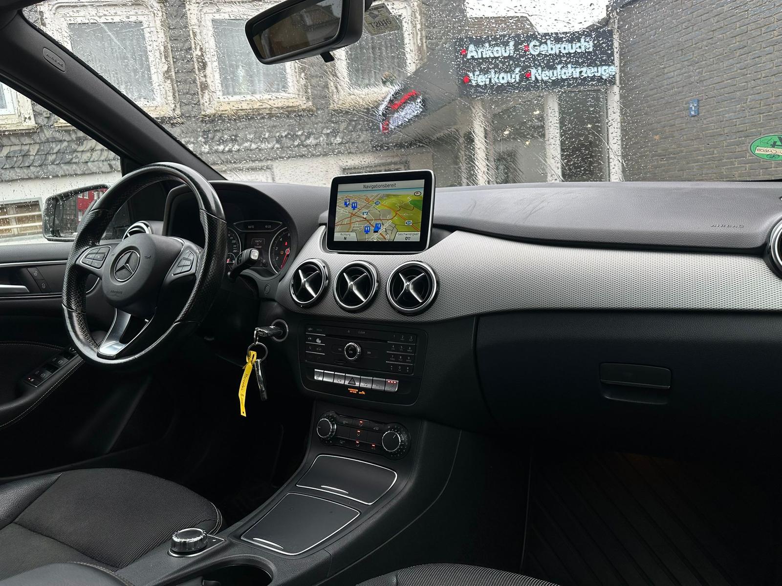 Mercedes-Benz B 180 *AUTOMATIK*KAMERA*NAVI*TEMP*LED*SHZ*LMF