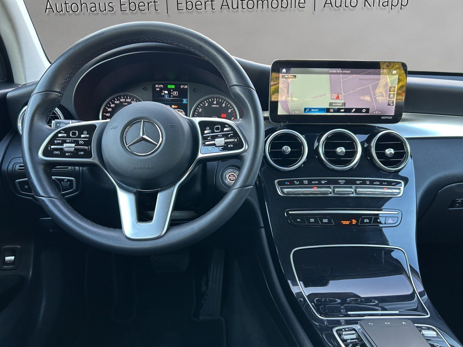 Fahrzeugabbildung Mercedes-Benz GLC 300e 4M Kamera LED Business MBUX CarPlay DAB