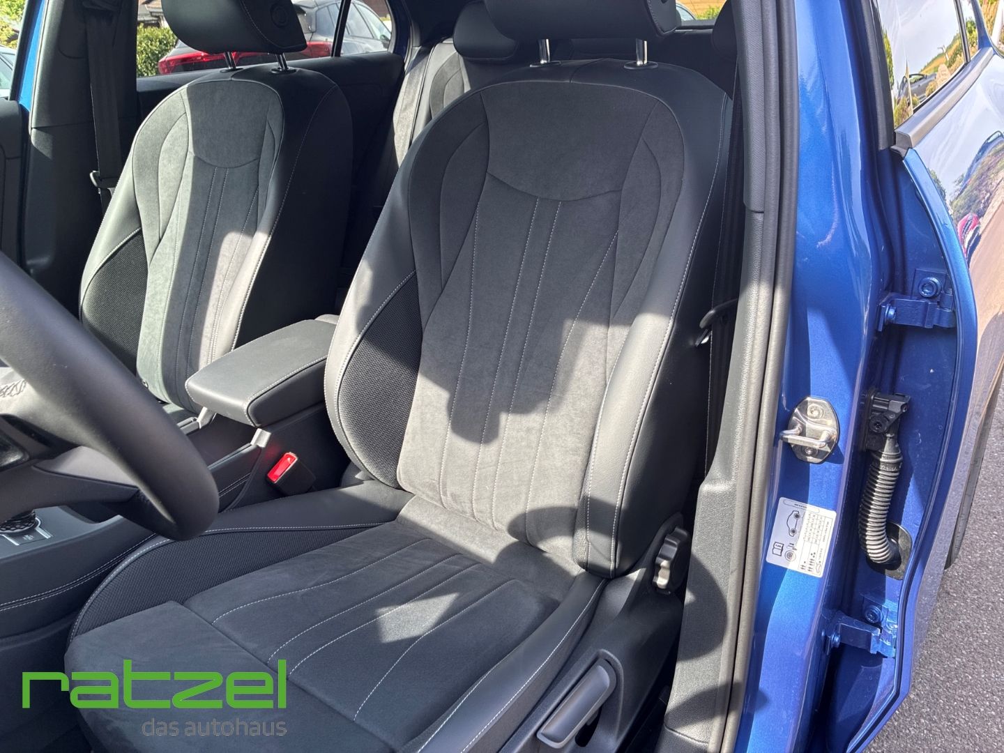 Fahrzeugabbildung Volkswagen T-Roc Style 1.5l eTSI DSG AHK+NAVI+IQ-Light