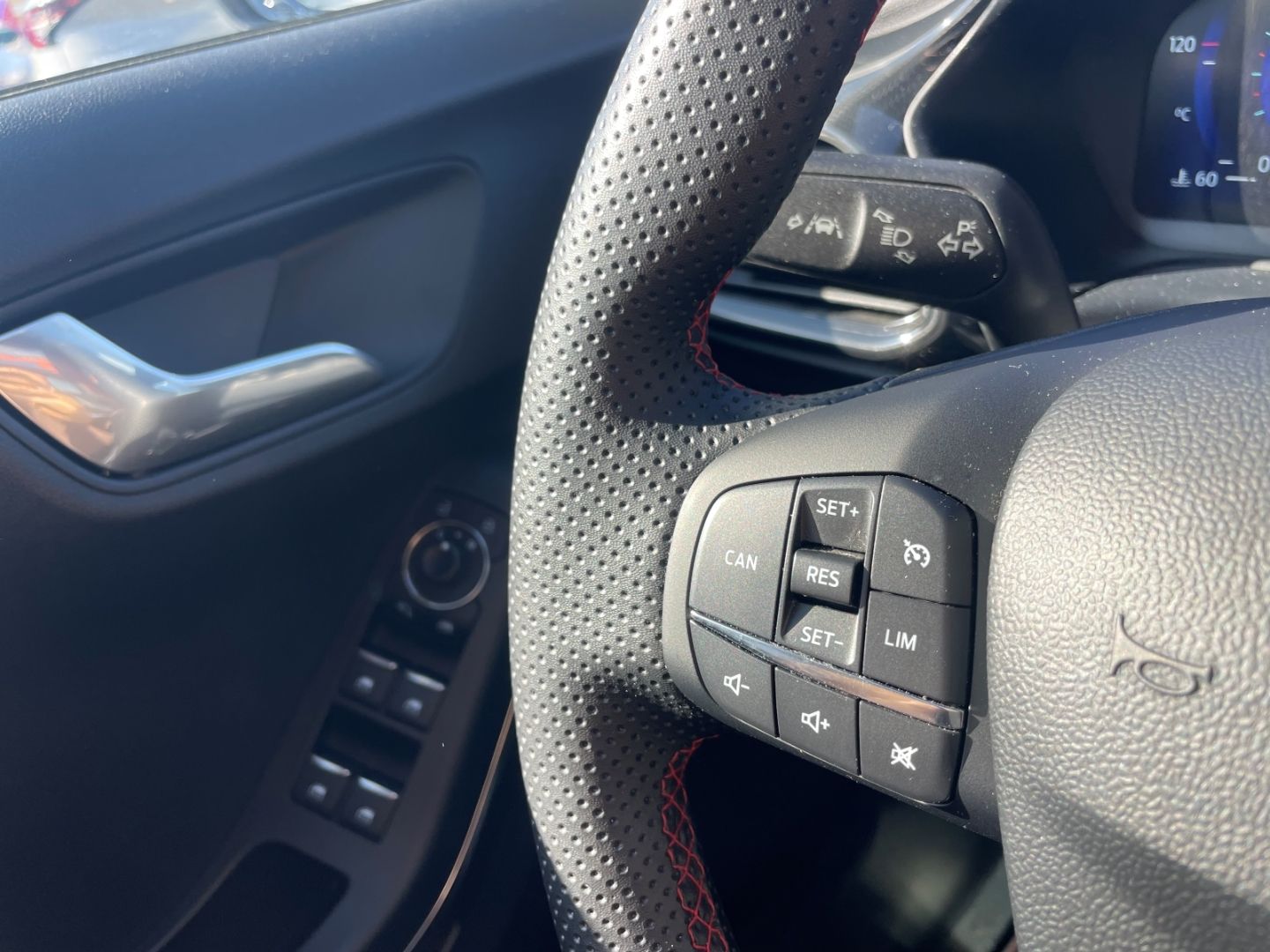 Fahrzeugabbildung Ford Puma ST-Line VerkehrszeichenERK Kamera DAB Navi