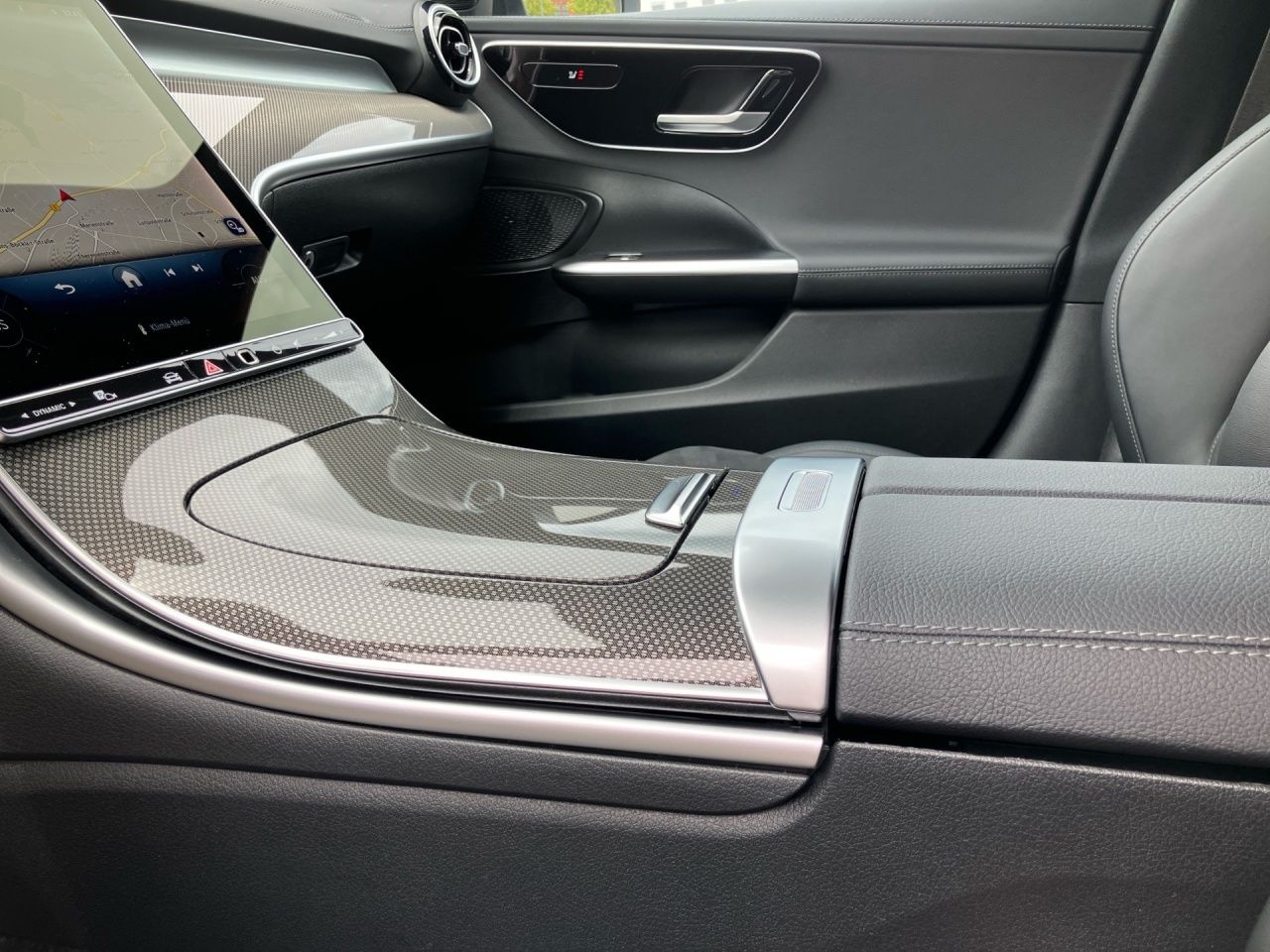 Fahrzeugabbildung Mercedes-Benz C 300 d T AMG AHK+Ambi+Kam+LED+Distr+UrbanGuard