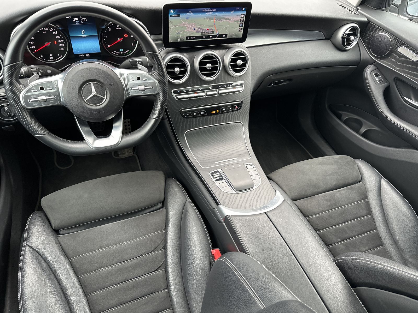 Fahrzeugabbildung Mercedes-Benz GLC 300de 4Matic AMG-Line NAV+LED+AHK+PANO+19ZO