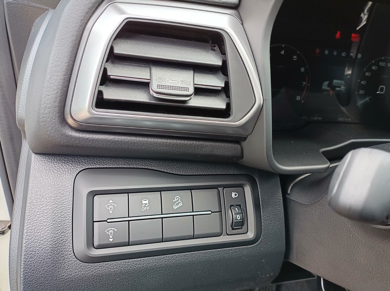 Fahrzeugabbildung KGM TIVOLI NOMAD+SH+KLIMAANLAGE+R.-KAMERA+10.25 ZOLL