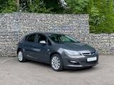 Opel Astra J Limousine  5-Türig   TÜV, HU-/AU Neu ! - Opel Astra: Türig