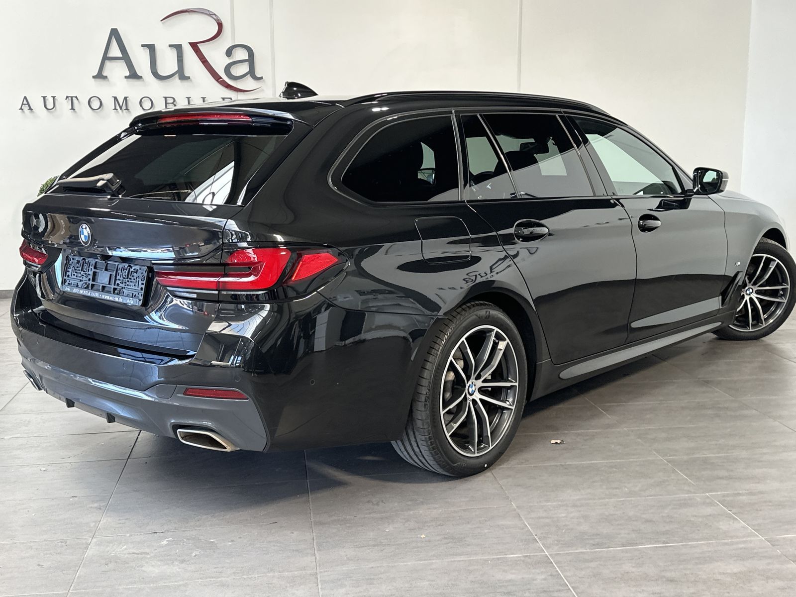 Fahrzeugabbildung BMW 520d Touring M-Sport NAV+LED+ACC+PANO+SHZ+LHZG