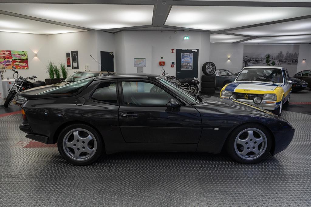 Porsche 944