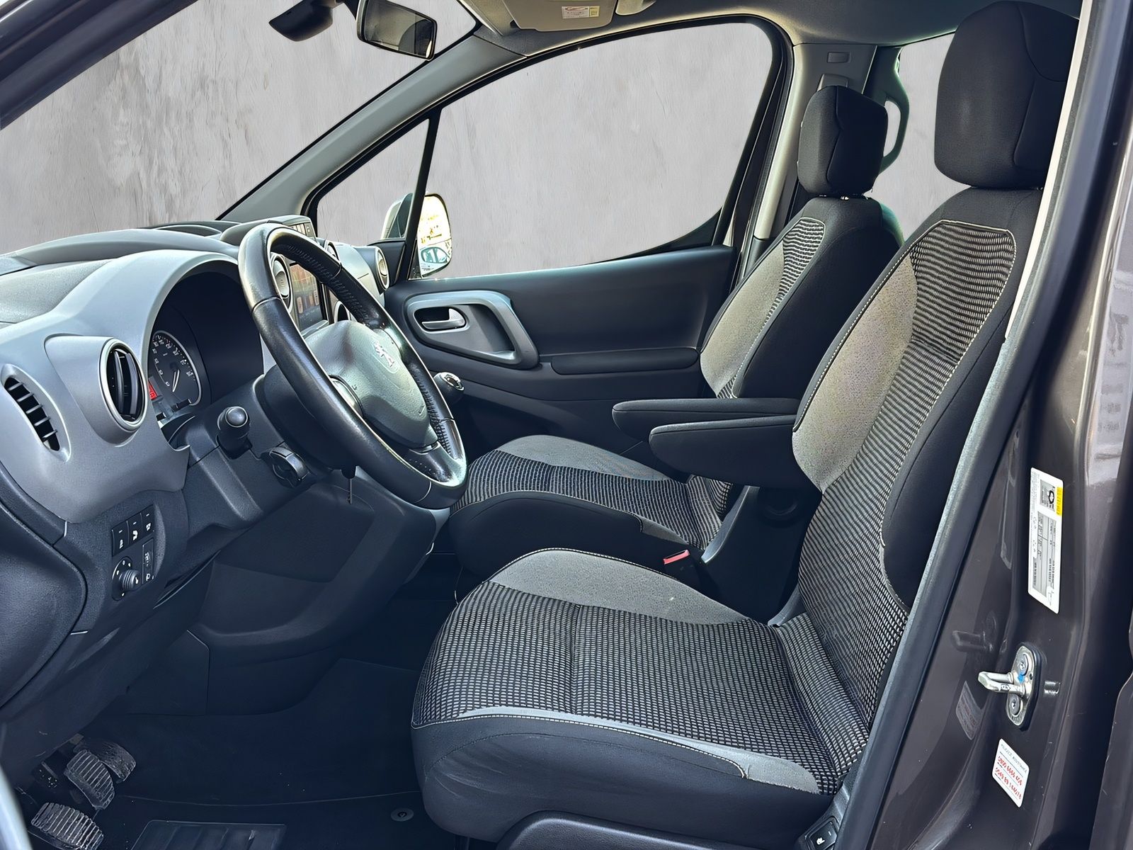 Fahrzeugabbildung Peugeot Partner Tepee Allure 1.2 Pure Tech Klimaaut.Temp