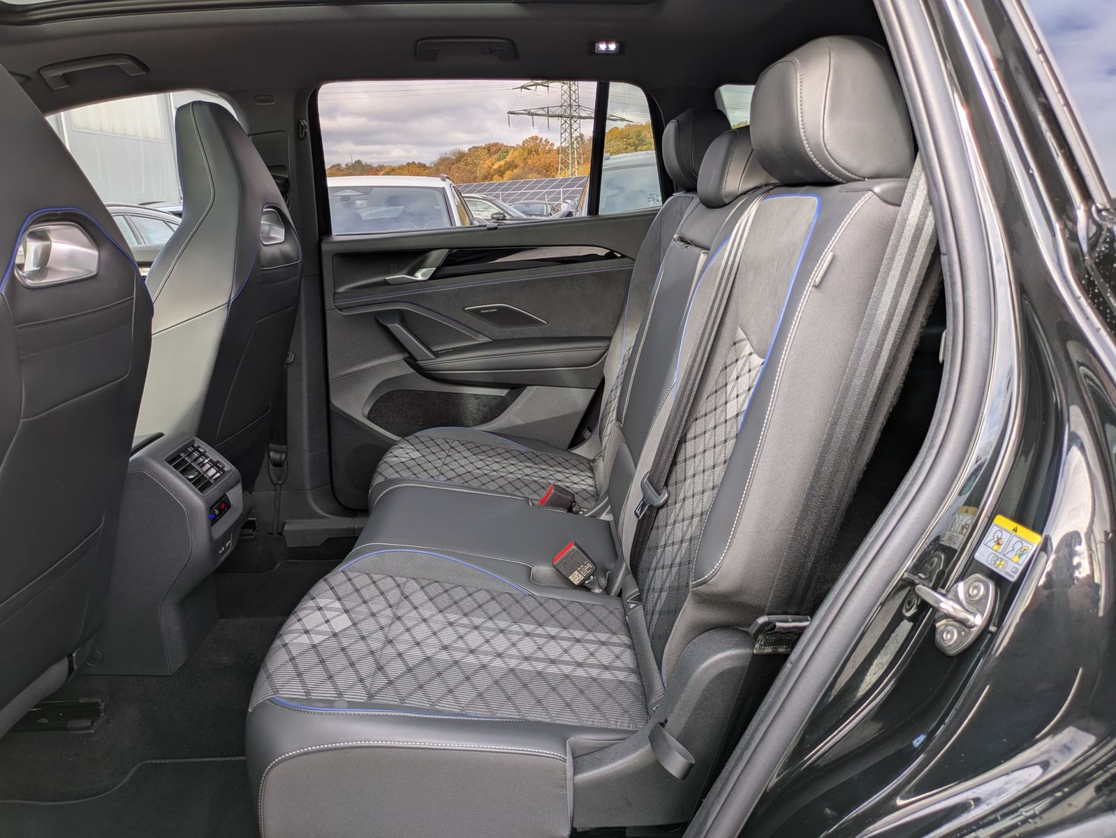 Fahrzeugabbildung Volkswagen Tayron 2.0 TDI 4M R-Line 7Si*MATRIX*AHK*PANO*HUD