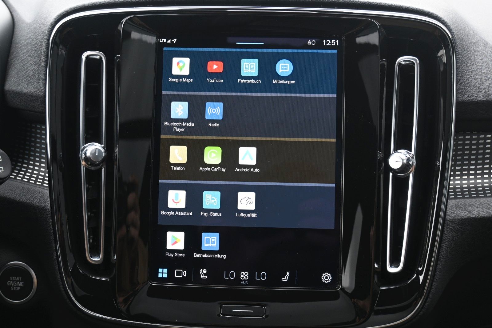 Fahrzeugabbildung Volvo XC40 B4 Ultimate Dark*PANO*STHZ*H&K*360*20"