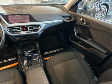 BMW 120 i *HEAD-UP*StandHZ*AHK*SPORT*2-ZONEN*CARPLAY
