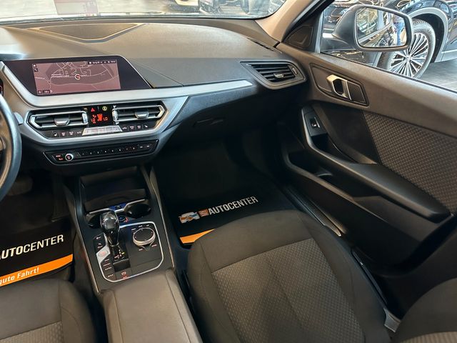 BMW 120 i *HEAD-UP*StandHZ*AHK*SPORT*2-ZONEN*CARPLAY
