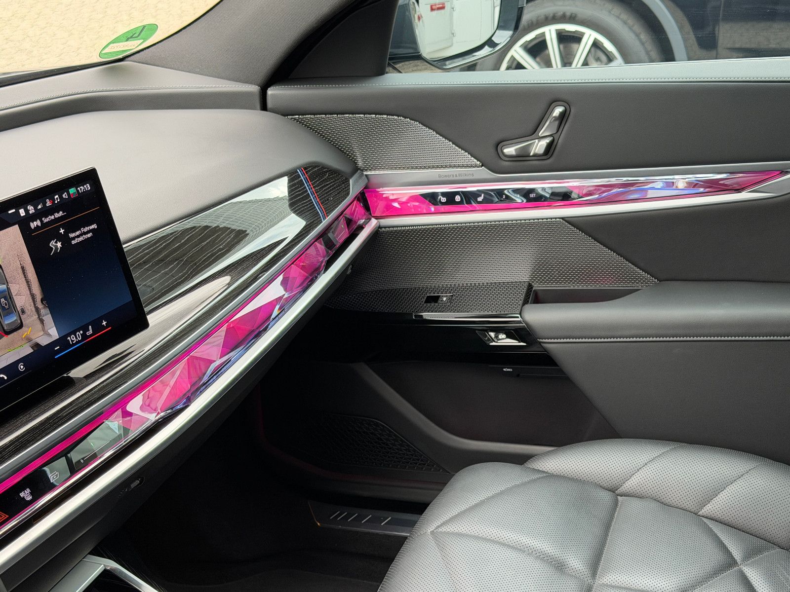 Fahrzeugabbildung BMW 740 d xDrive M Sport/CINEMA-TV/SKY LOUNGE/ICONIC