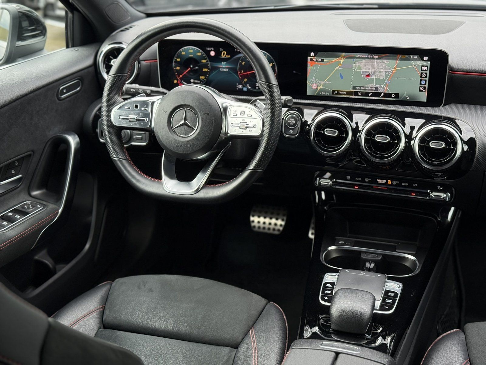 Fahrzeugabbildung Mercedes-Benz A 200 AMG*LED*NAVI-PREMIUM-PAKET*SITZHEIZUNG