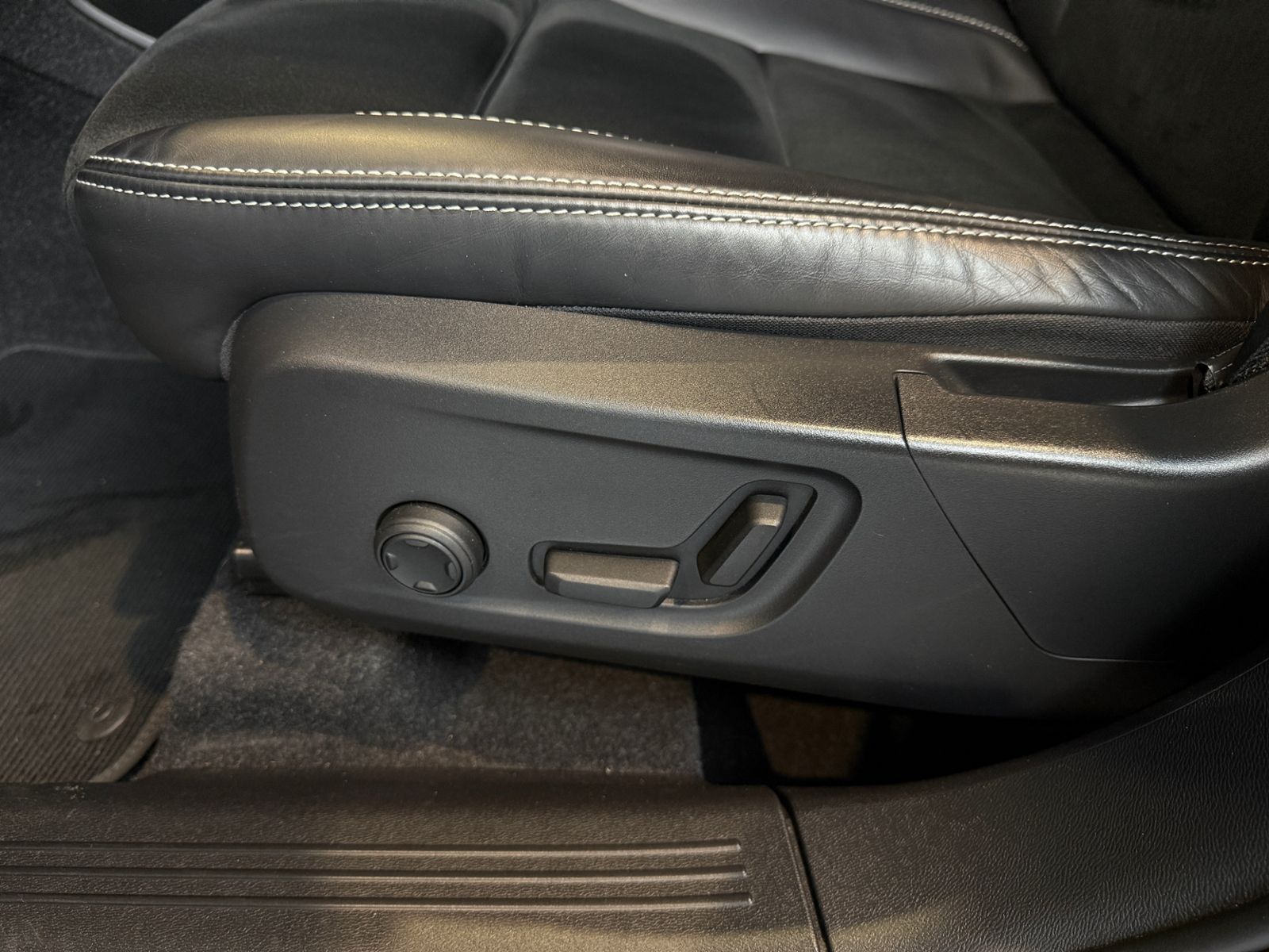 Fahrzeugabbildung Volvo XC40 R Design H/K ACC AHK KAM