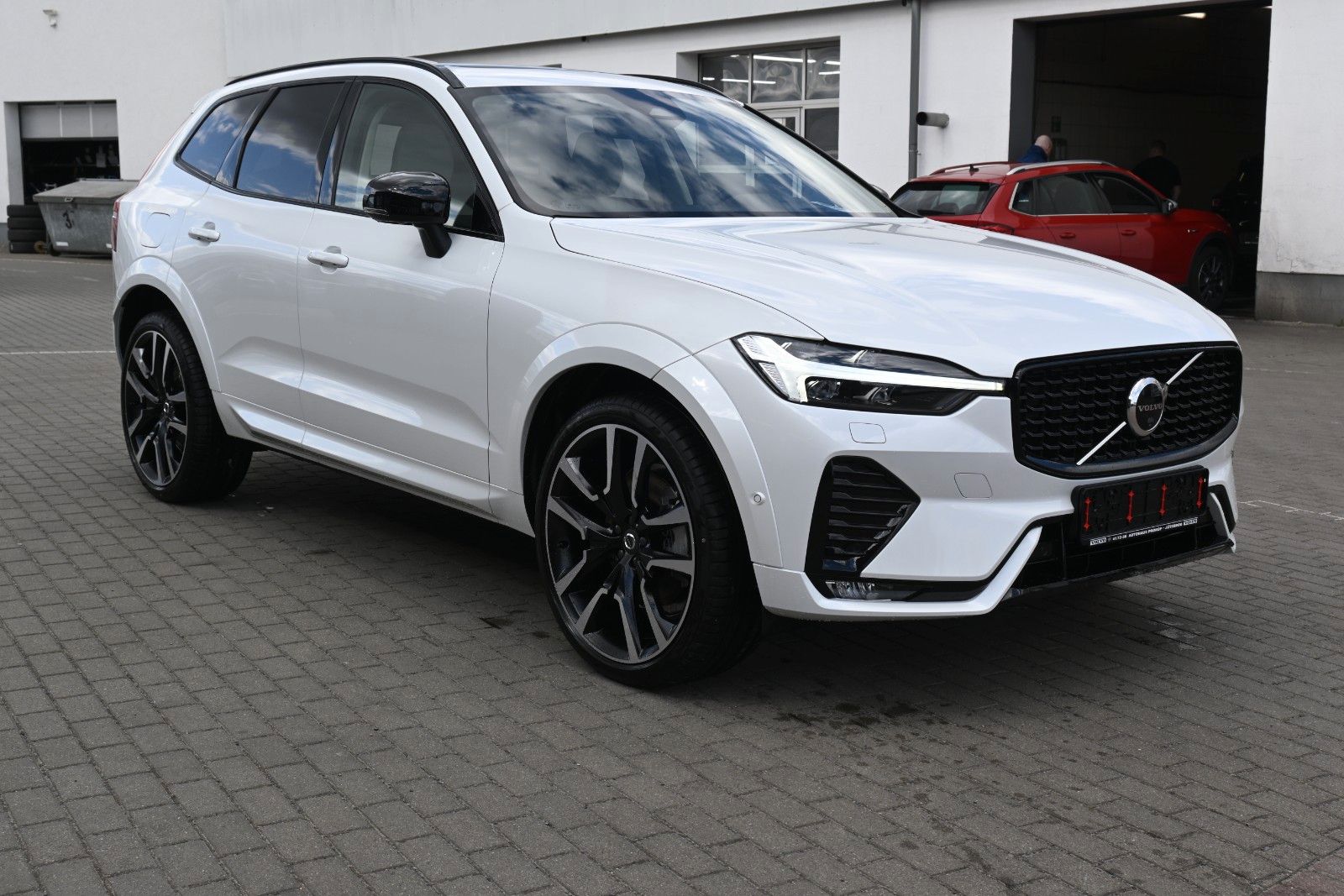 Fahrzeugabbildung Volvo XC60 B5 AWD Ultra Dark*LUFT*360°*ACC*B&W*AHK